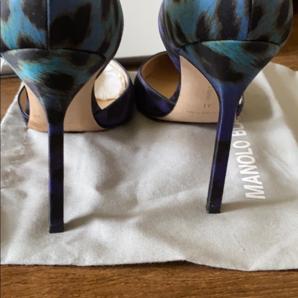 Manolo Blahnik Leopard Fabric Pump - Picture 4 of 16